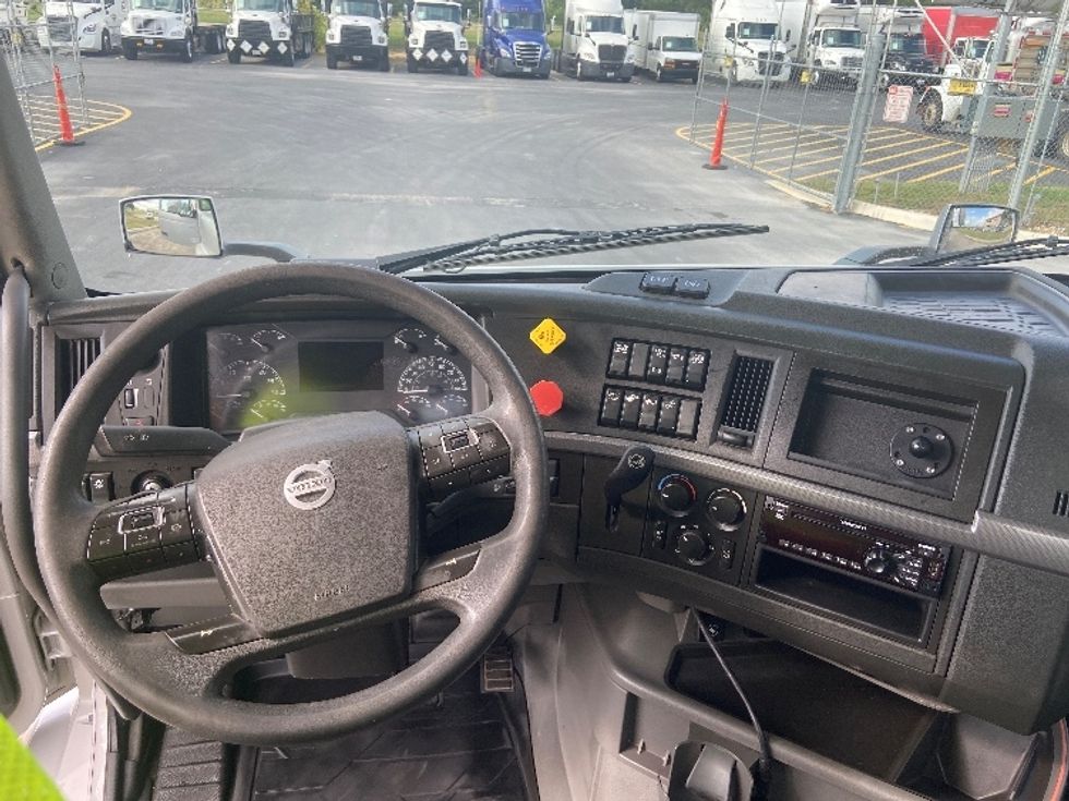 Day Cab Tractor-Heavy Duty Tractors-Volvo-2020-VNR64300-San Antonio-TX-426,345\n\t\tmiles-$ 43,500 - Image 11