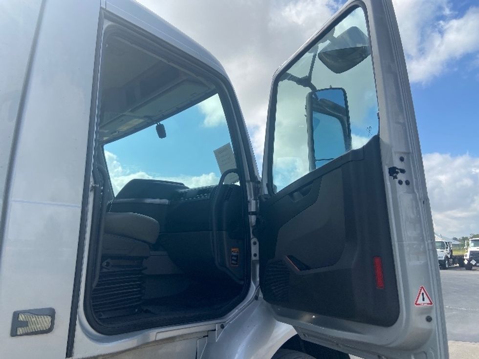 Day Cab Tractor-Heavy Duty Tractors-Volvo-2020-VNR64300-San Antonio-TX-426,345\n\t\tmiles-$ 43,500 - Image 12