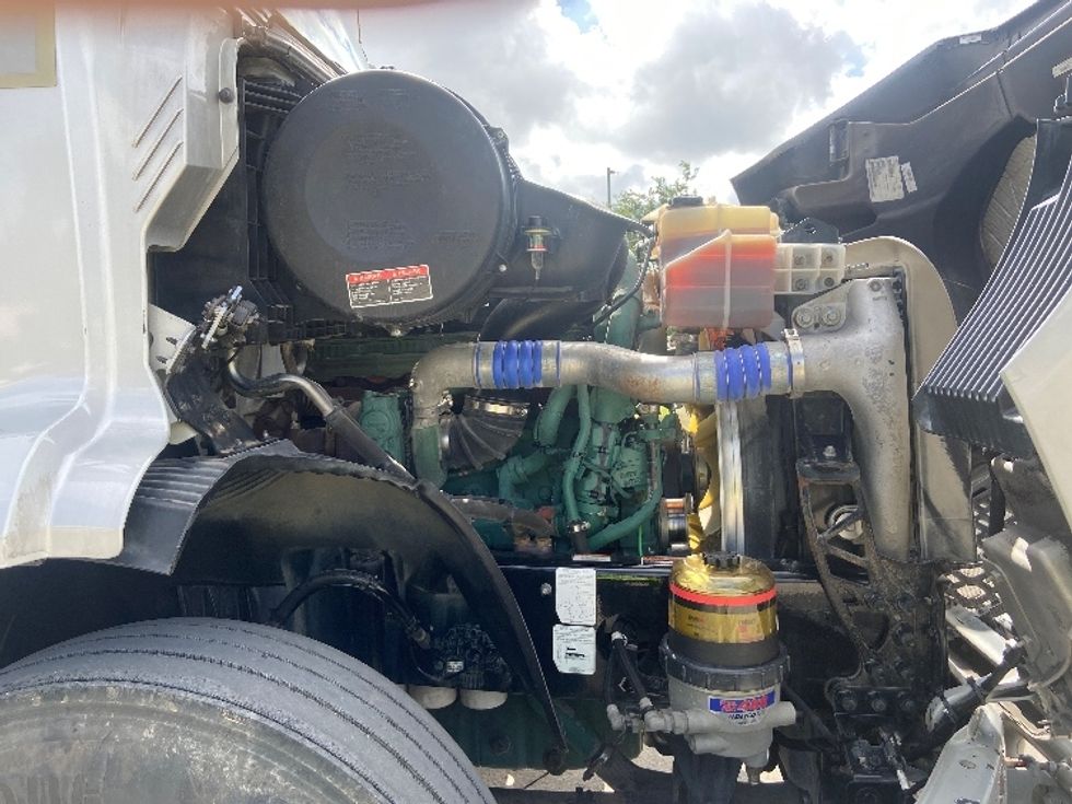 Day Cab Tractor-Heavy Duty Tractors-Volvo-2020-VNR64300-San Antonio-TX-426,345\n\t\tmiles-$ 43,500 - Image 15