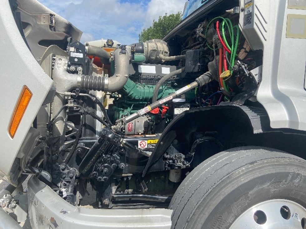Day Cab Tractor-Heavy Duty Tractors-Volvo-2020-VNR64300-San Antonio-TX-426,345\n\t\tmiles-$ 43,500 - Image 16