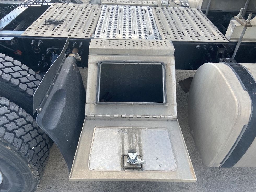 Day Cab Tractor-Heavy Duty Tractors-Volvo-2020-VNR64300-San Antonio-TX-426,345\n\t\tmiles-$ 43,500 - Image 19