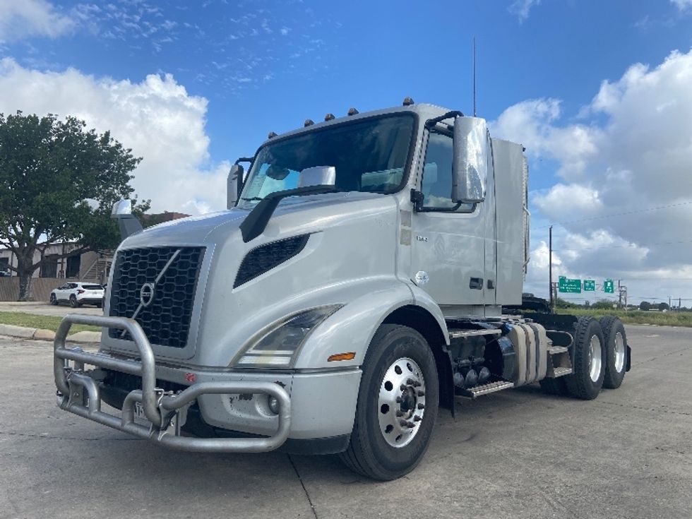 Day Cab Tractor-Heavy Duty Tractors-Volvo-2020-VNR64300-San Antonio-TX-426,345\n\t\tmiles-$ 43,500 - Image 3