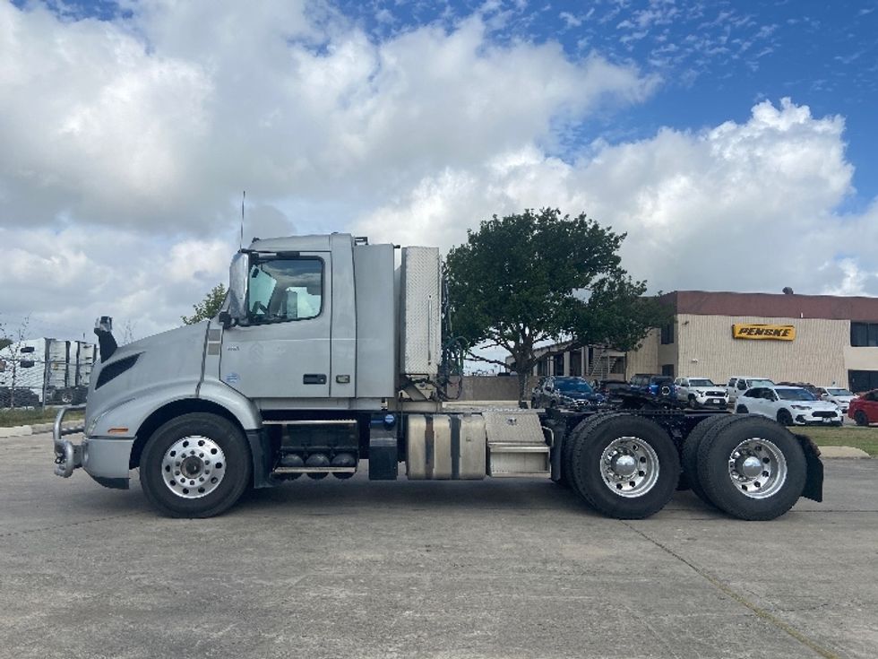 Day Cab Tractor-Heavy Duty Tractors-Volvo-2020-VNR64300-San Antonio-TX-426,345\n\t\tmiles-$ 43,500 - Image 4