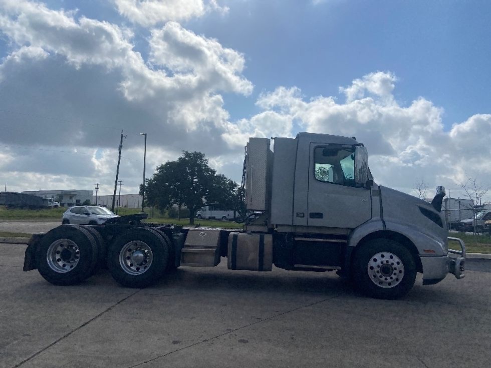 Day Cab Tractor-Heavy Duty Tractors-Volvo-2020-VNR64300-San Antonio-TX-426,345\n\t\tmiles-$ 43,500 - Image 8
