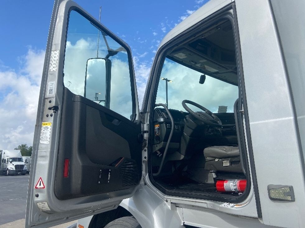 Day Cab Tractor-Heavy Duty Tractors-Volvo-2020-VNR64300-San Antonio-TX-426,345\n\t\tmiles-$ 43,500 - Image 9