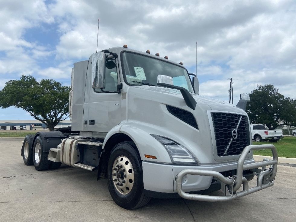Day Cab Tractor-Heavy Duty Tractors-Volvo-2020-VNR64300-San Antonio-TX-535,133\n\t\tmiles-$ 31,250 - Image 1