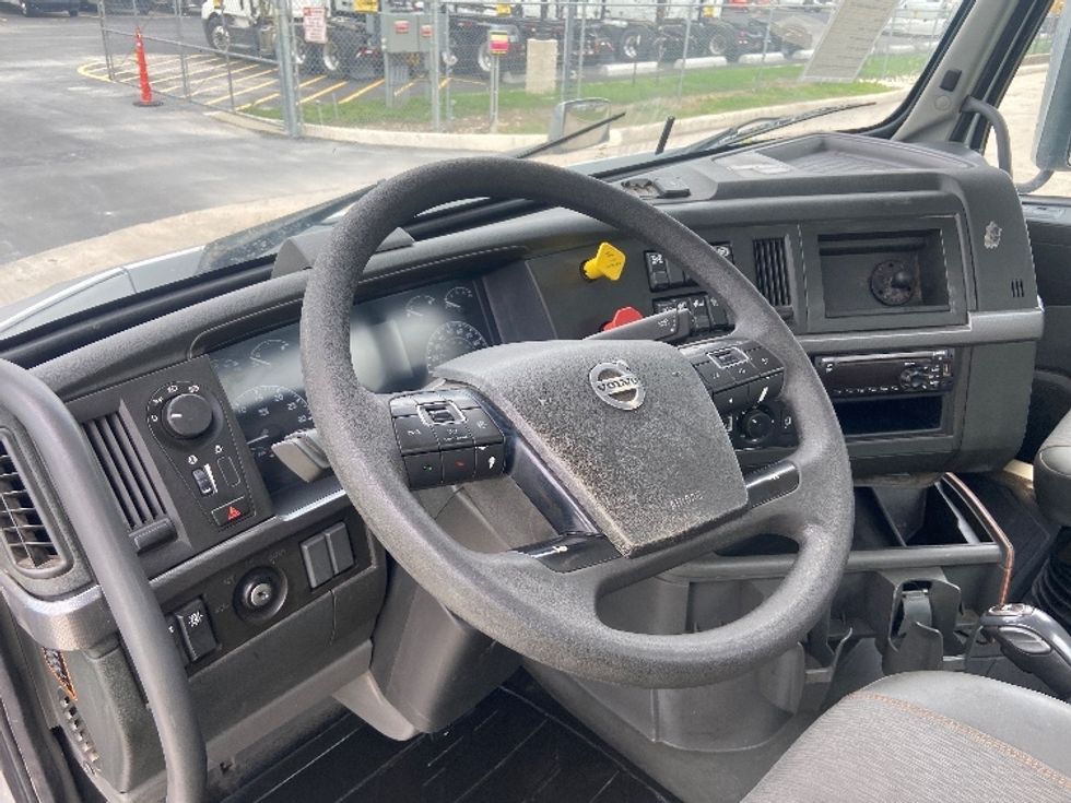 Day Cab Tractor-Heavy Duty Tractors-Volvo-2020-VNR64300-San Antonio-TX-535,133\n\t\tmiles-$ 31,250 - Image 10