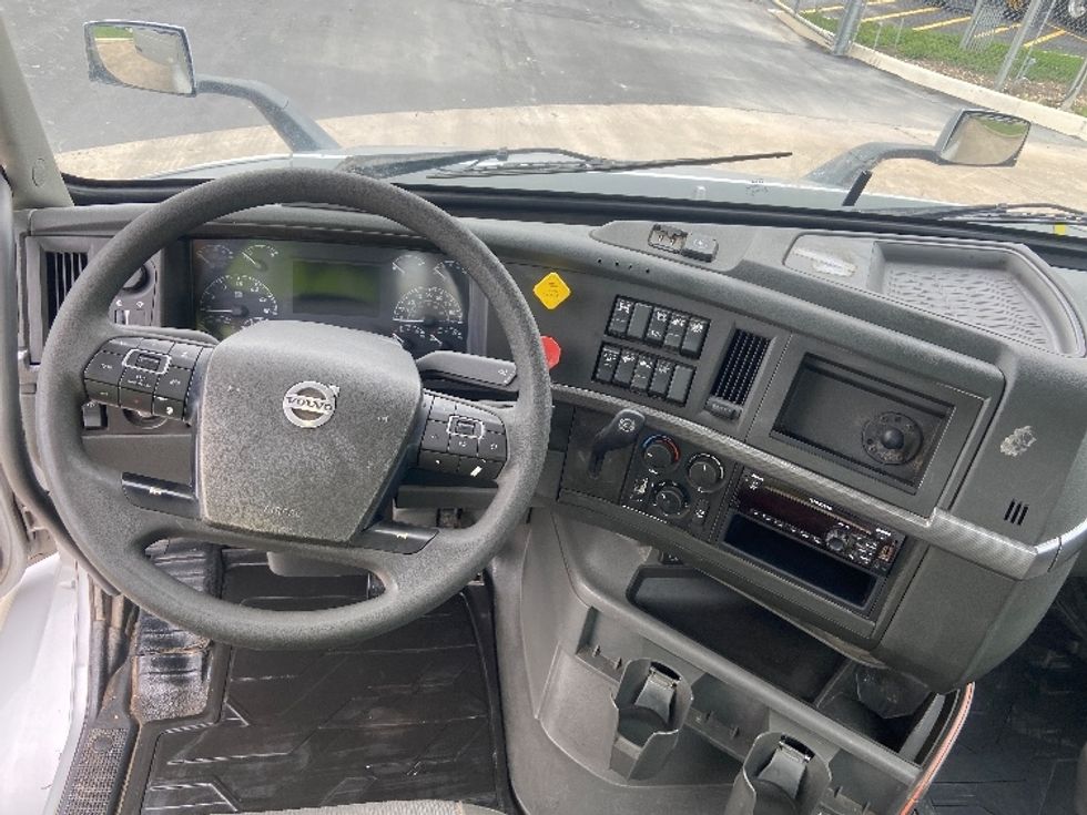 Day Cab Tractor-Heavy Duty Tractors-Volvo-2020-VNR64300-San Antonio-TX-535,133\n\t\tmiles-$ 31,250 - Image 11