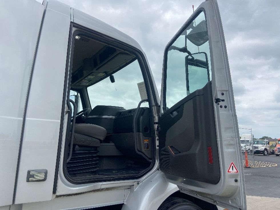 Day Cab Tractor-Heavy Duty Tractors-Volvo-2020-VNR64300-San Antonio-TX-535,133\n\t\tmiles-$ 31,250 - Image 12