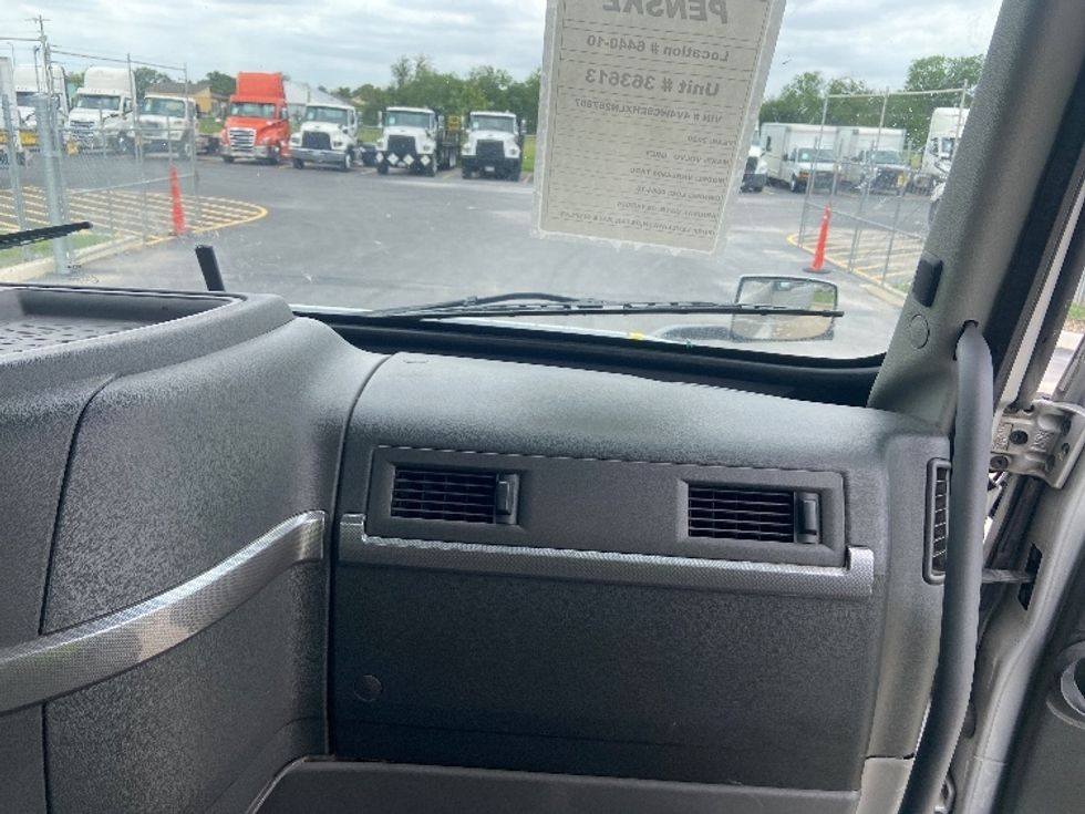 Day Cab Tractor-Heavy Duty Tractors-Volvo-2020-VNR64300-San Antonio-TX-535,133\n\t\tmiles-$ 31,250 - Image 13