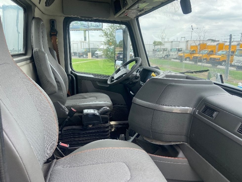 Day Cab Tractor-Heavy Duty Tractors-Volvo-2020-VNR64300-San Antonio-TX-535,133\n\t\tmiles-$ 31,250 - Image 14