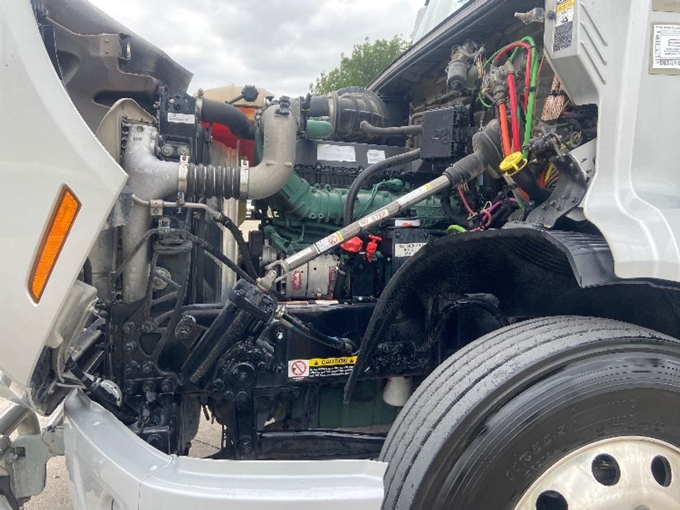 Day Cab Tractor-Heavy Duty Tractors-Volvo-2020-VNR64300-San Antonio-TX-535,133\n\t\tmiles-$ 31,250 - Image 16