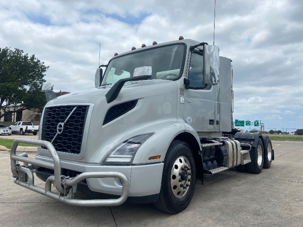 Day Cab Tractor-Heavy Duty Tractors-Volvo-2020-VNR64300-San Antonio-TX-535,133\n\t\tmiles-$ 31,250 - Image 3