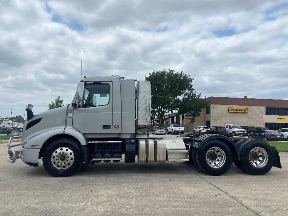 Day Cab Tractor-Heavy Duty Tractors-Volvo-2020-VNR64300-San Antonio-TX-535,133\n\t\tmiles-$ 31,250 - Image 4