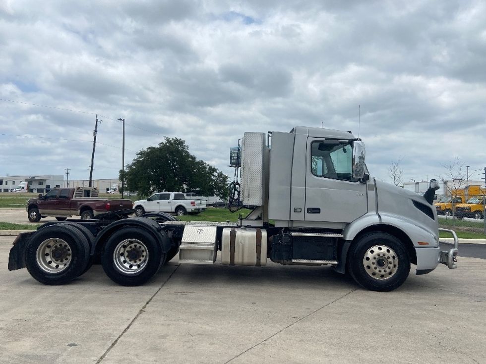 Day Cab Tractor-Heavy Duty Tractors-Volvo-2020-VNR64300-San Antonio-TX-535,133\n\t\tmiles-$ 31,250 - Image 8