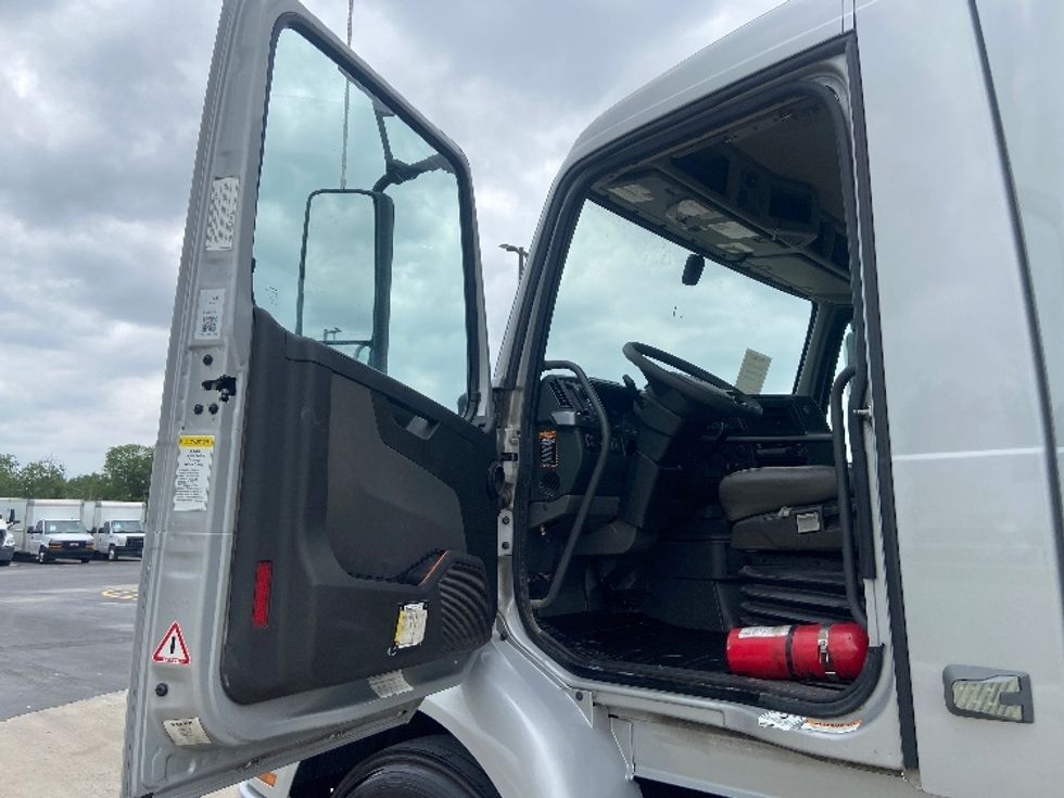Day Cab Tractor-Heavy Duty Tractors-Volvo-2020-VNR64300-San Antonio-TX-535,133\n\t\tmiles-$ 31,250 - Image 9