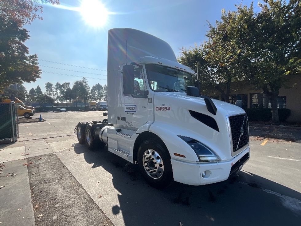 Day Cab Tractor-Heavy Duty Tractors-Volvo-2020-VNR64300-San Leandro-CA-597,990\n\t\tmiles-$ 29,750 - Image 1