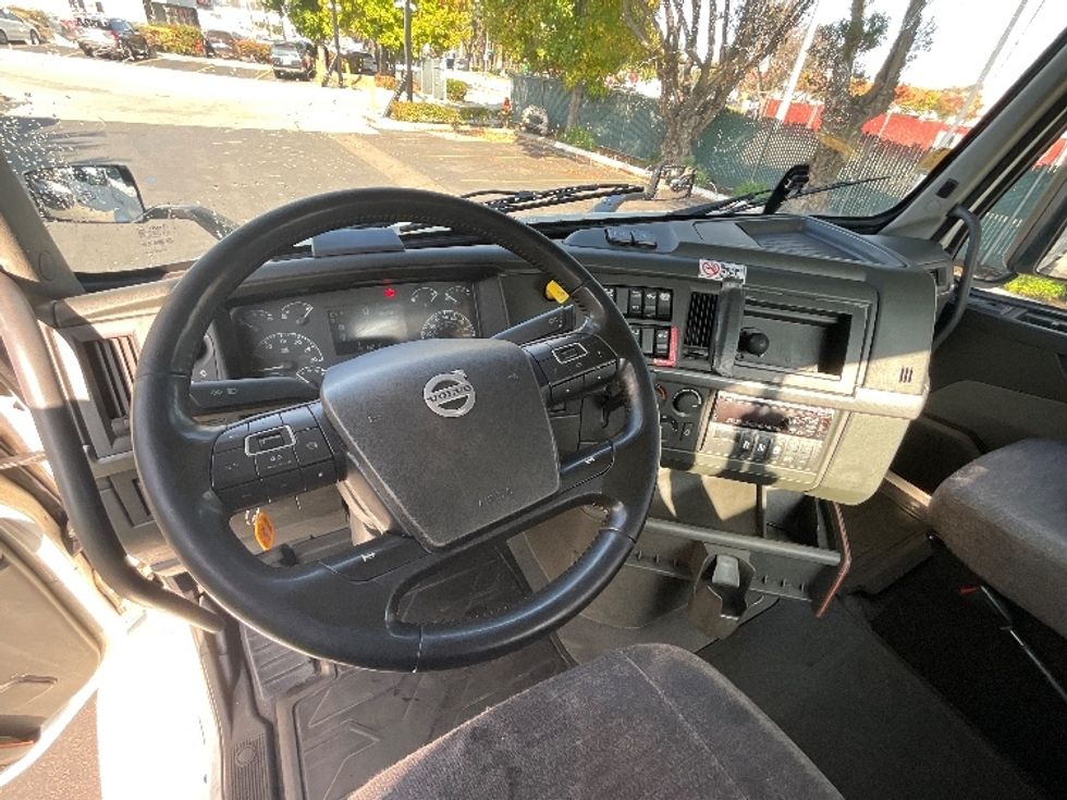 Day Cab Tractor-Heavy Duty Tractors-Volvo-2020-VNR64300-San Leandro-CA-597,990\n\t\tmiles-$ 29,750 - Image 11