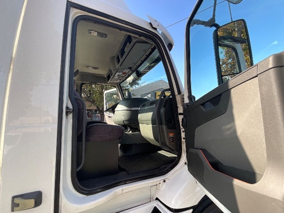 Day Cab Tractor-Heavy Duty Tractors-Volvo-2020-VNR64300-San Leandro-CA-597,990\n\t\tmiles-$ 29,750 - Image 12