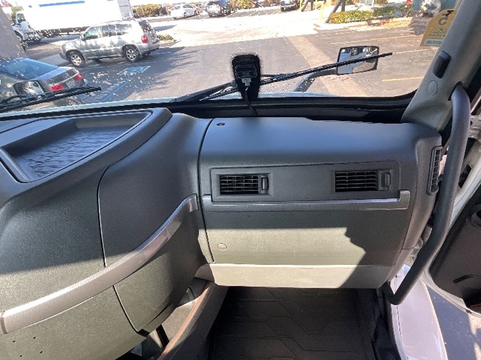 Day Cab Tractor-Heavy Duty Tractors-Volvo-2020-VNR64300-San Leandro-CA-597,990\n\t\tmiles-$ 29,750 - Image 13