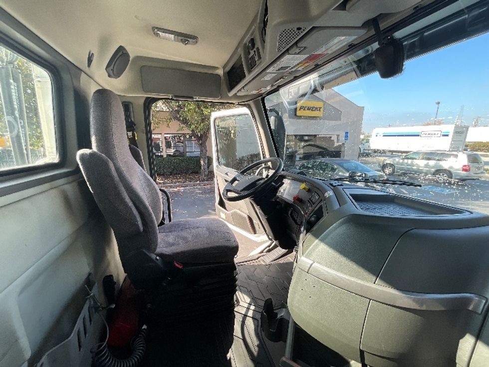 Day Cab Tractor-Heavy Duty Tractors-Volvo-2020-VNR64300-San Leandro-CA-597,990\n\t\tmiles-$ 29,750 - Image 14