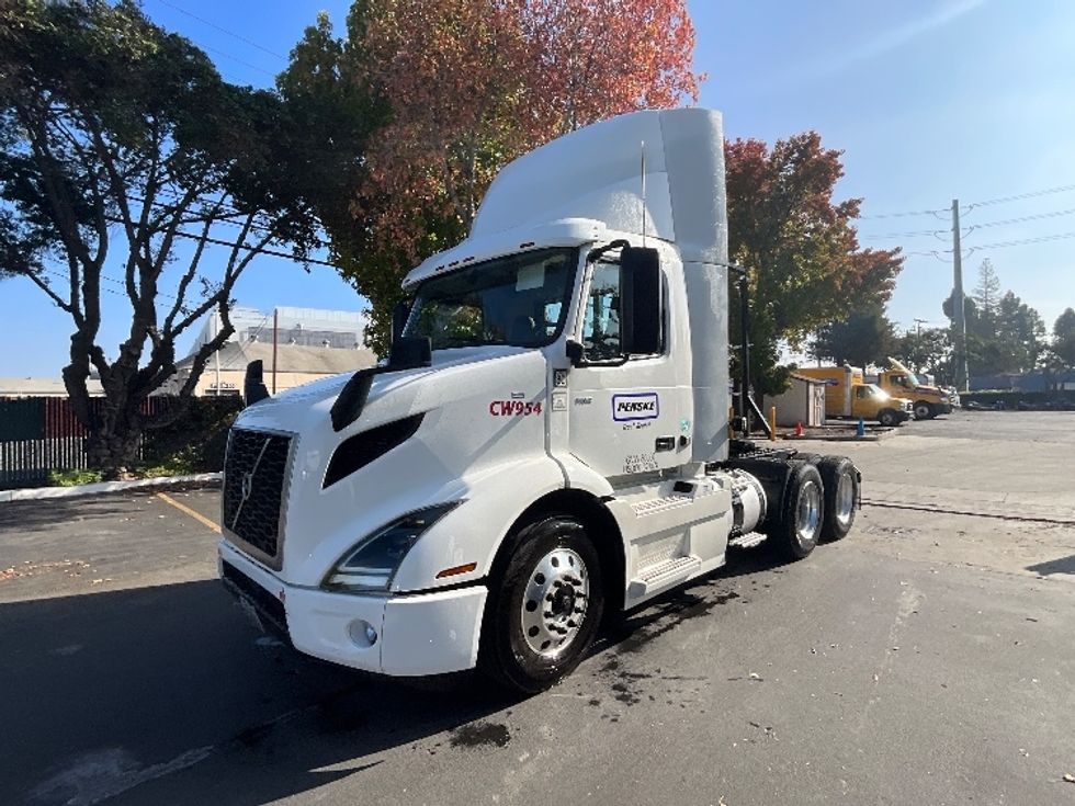 Day Cab Tractor-Heavy Duty Tractors-Volvo-2020-VNR64300-San Leandro-CA-597,990\n\t\tmiles-$ 29,750 - Image 3