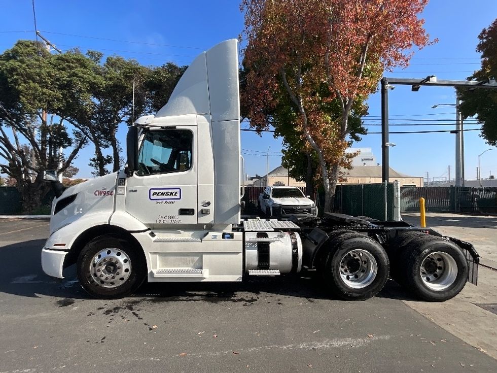 Day Cab Tractor-Heavy Duty Tractors-Volvo-2020-VNR64300-San Leandro-CA-597,990\n\t\tmiles-$ 29,750 - Image 4
