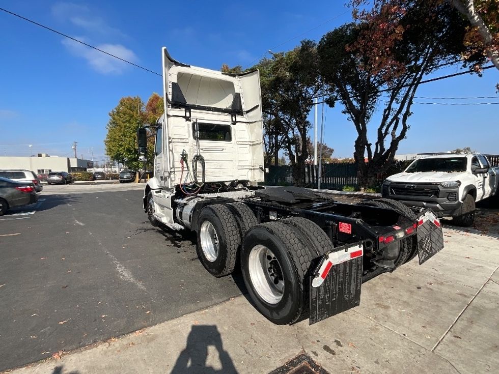 Day Cab Tractor-Heavy Duty Tractors-Volvo-2020-VNR64300-San Leandro-CA-597,990\n\t\tmiles-$ 29,750 - Image 5
