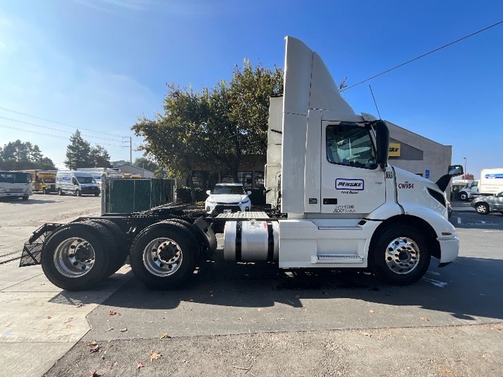 Day Cab Tractor-Heavy Duty Tractors-Volvo-2020-VNR64300-San Leandro-CA-597,990\n\t\tmiles-$ 29,750 - Image 8