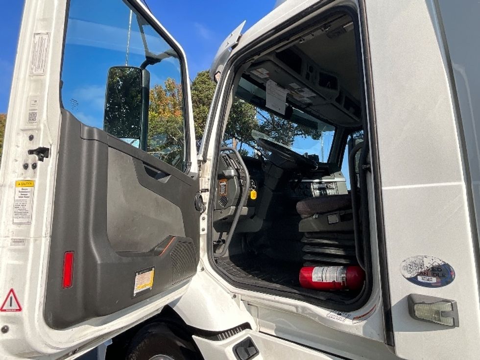 Day Cab Tractor-Heavy Duty Tractors-Volvo-2020-VNR64300-San Leandro-CA-597,990\n\t\tmiles-$ 29,750 - Image 9