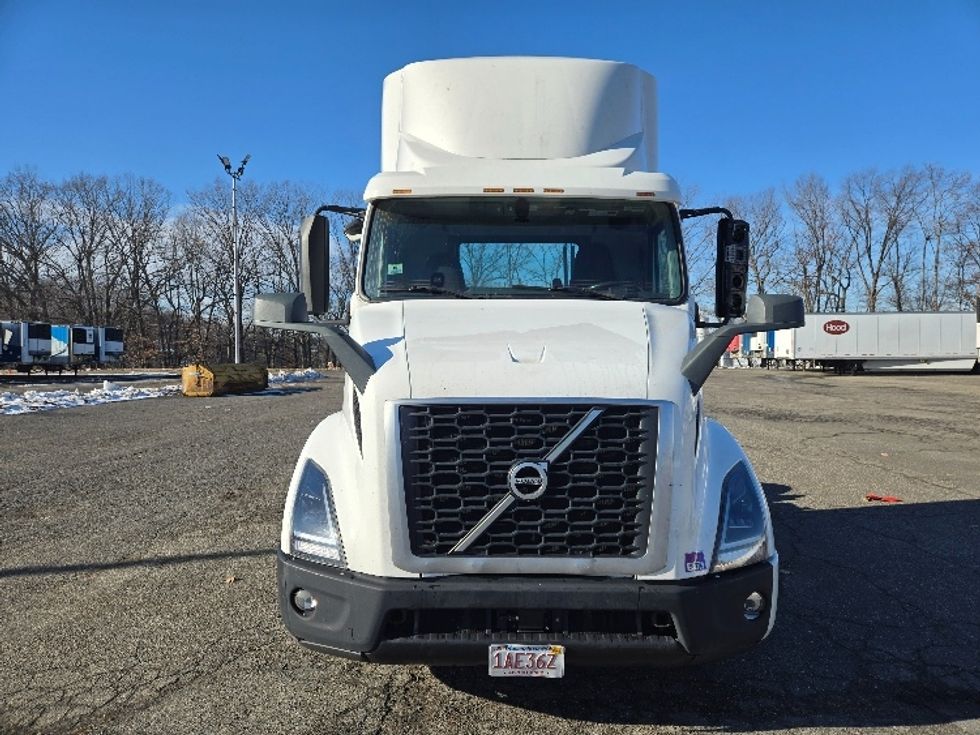 Day Cab Tractor-Heavy Duty Tractors-Volvo-2020-VNR64300-Springfield-MA-516,997\n\t\tmiles-$ 33,500 - Image 2