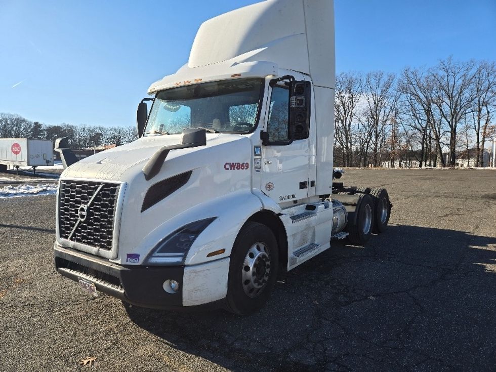 Day Cab Tractor-Heavy Duty Tractors-Volvo-2020-VNR64300-Springfield-MA-516,997\n\t\tmiles-$ 33,500 - Image 3