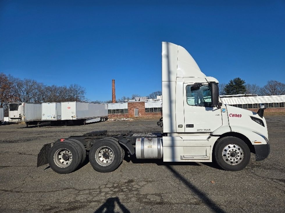 Day Cab Tractor-Heavy Duty Tractors-Volvo-2020-VNR64300-Springfield-MA-516,997\n\t\tmiles-$ 33,500 - Image 8