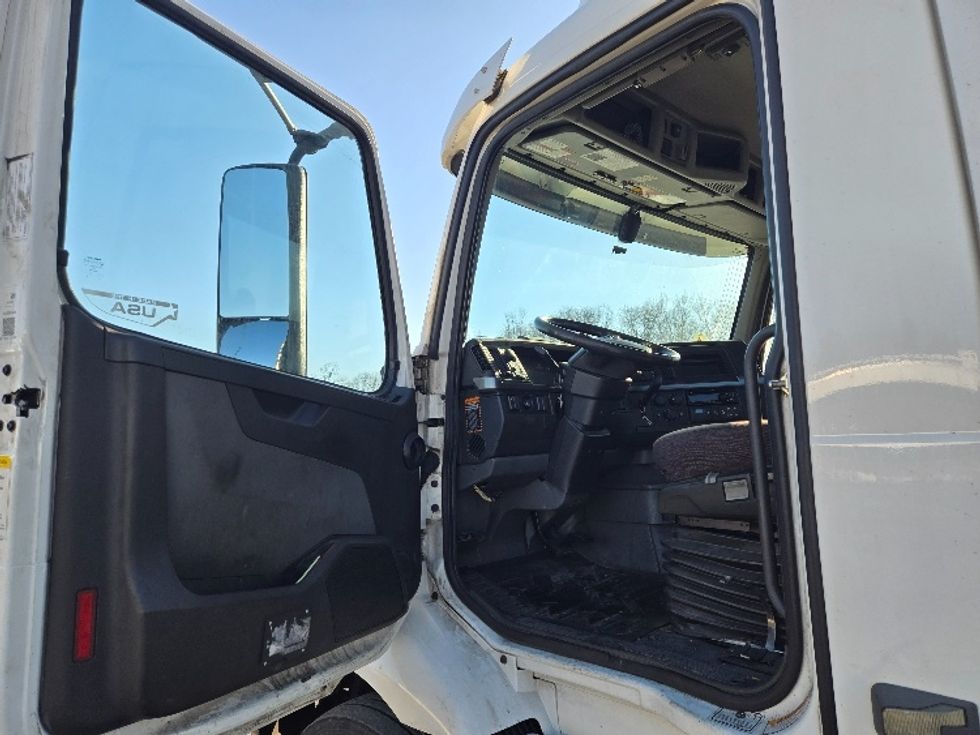 Day Cab Tractor-Heavy Duty Tractors-Volvo-2020-VNR64300-Springfield-MA-516,997\n\t\tmiles-$ 33,500 - Image 9