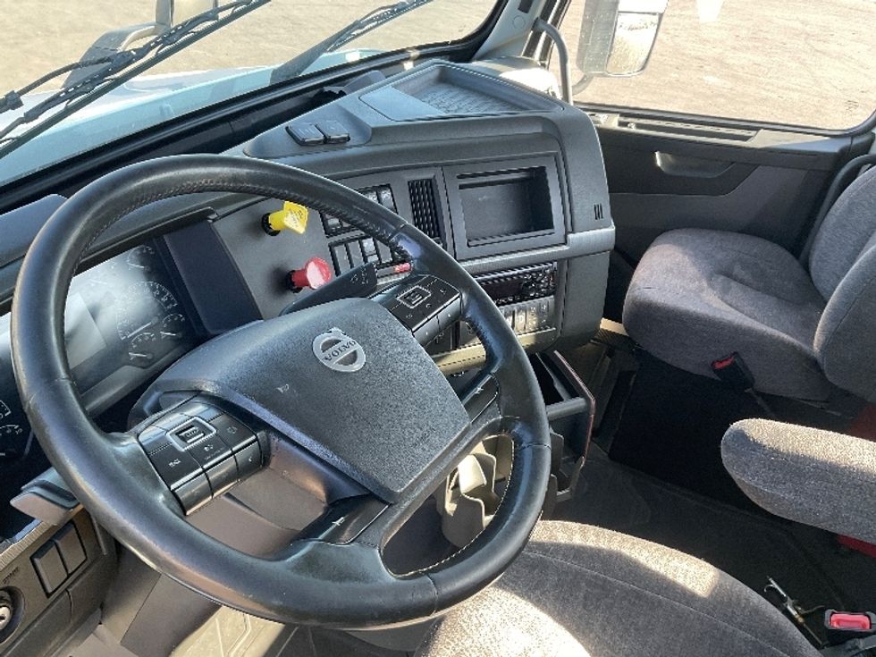 Day Cab Tractor-Heavy Duty Tractors-Volvo-2020-VNR64300-Stockton-CA-466,555\n\t\tmiles-$ 41,500 - Image 10