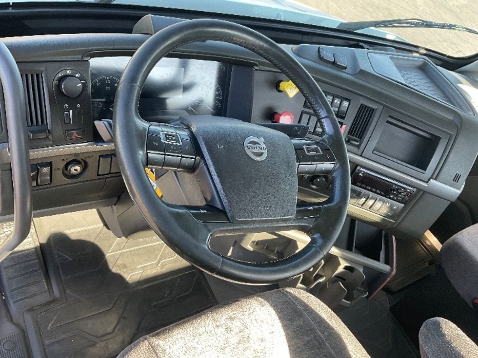 Day Cab Tractor-Heavy Duty Tractors-Volvo-2020-VNR64300-Stockton-CA-466,555\n\t\tmiles-$ 41,500 - Image 11