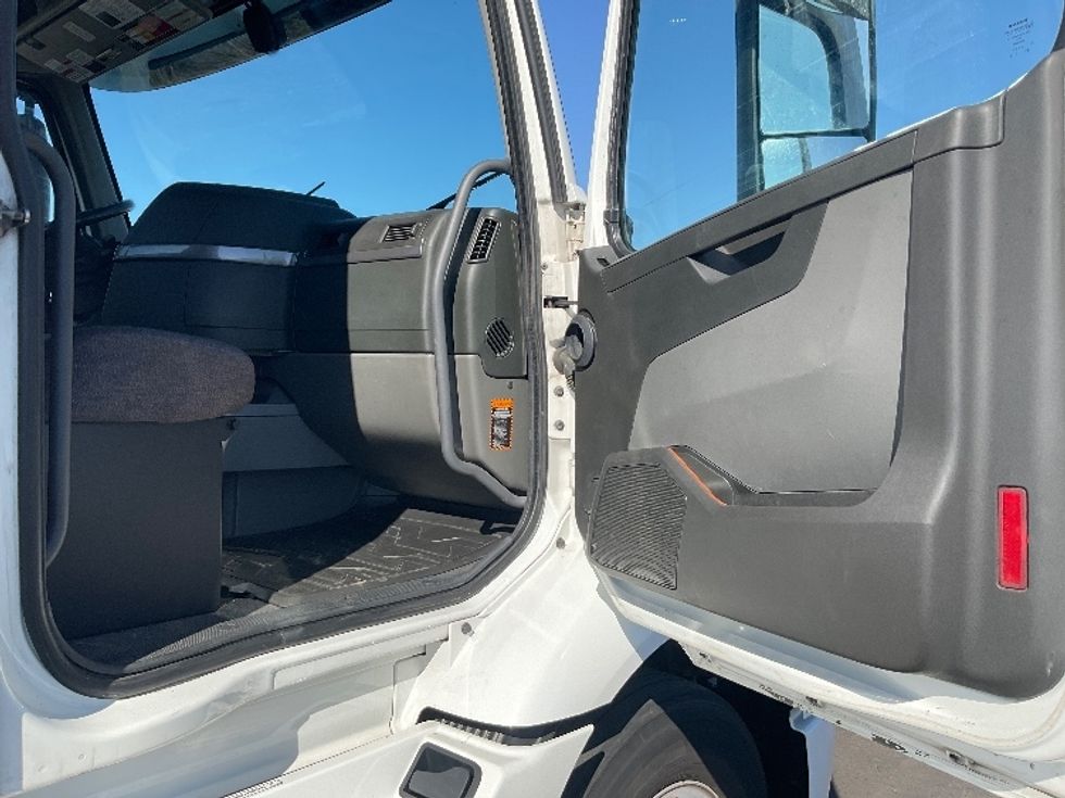Day Cab Tractor-Heavy Duty Tractors-Volvo-2020-VNR64300-Stockton-CA-466,555\n\t\tmiles-$ 41,500 - Image 12