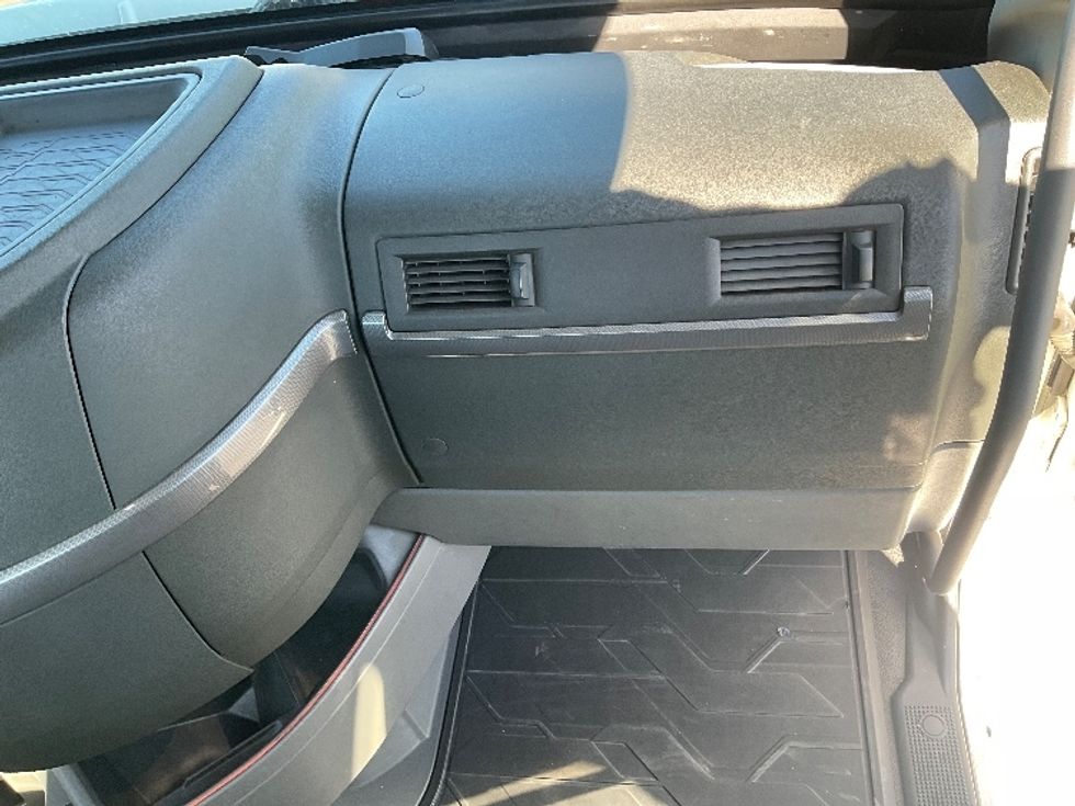 Day Cab Tractor-Heavy Duty Tractors-Volvo-2020-VNR64300-Stockton-CA-466,555\n\t\tmiles-$ 41,500 - Image 13