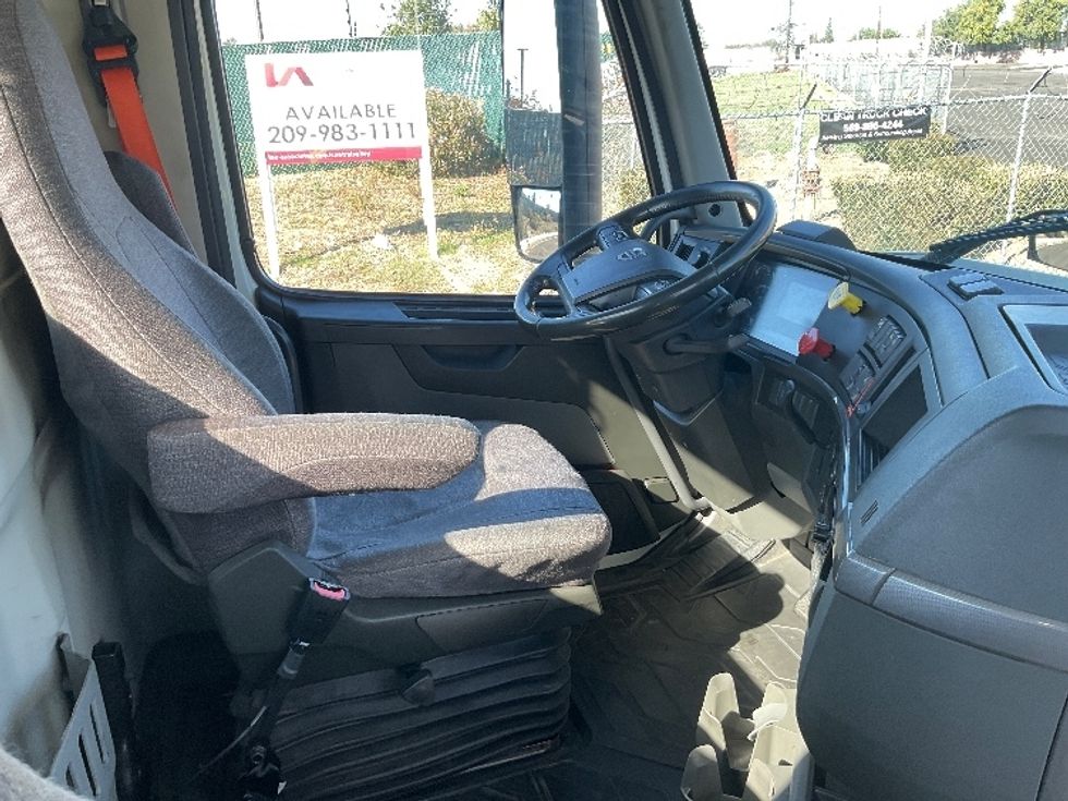 Day Cab Tractor-Heavy Duty Tractors-Volvo-2020-VNR64300-Stockton-CA-466,555\n\t\tmiles-$ 41,500 - Image 14