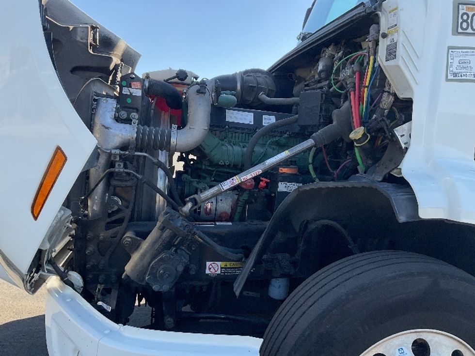 Day Cab Tractor-Heavy Duty Tractors-Volvo-2020-VNR64300-Stockton-CA-466,555\n\t\tmiles-$ 41,500 - Image 16