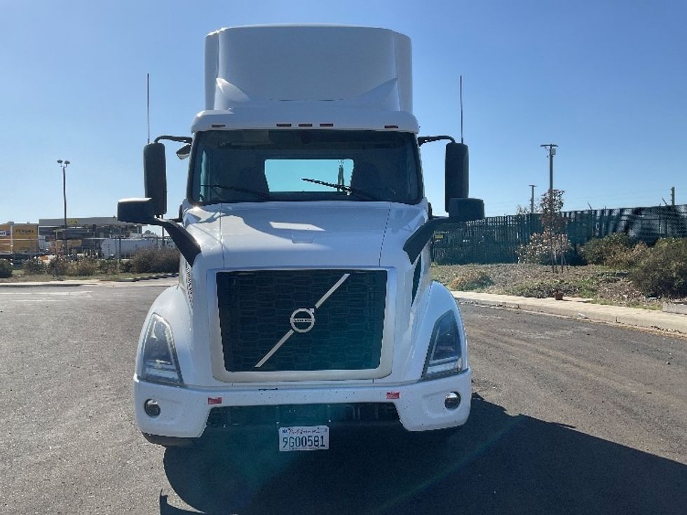 Day Cab Tractor-Heavy Duty Tractors-Volvo-2020-VNR64300-Stockton-CA-466,555\n\t\tmiles-$ 41,500 - Image 2