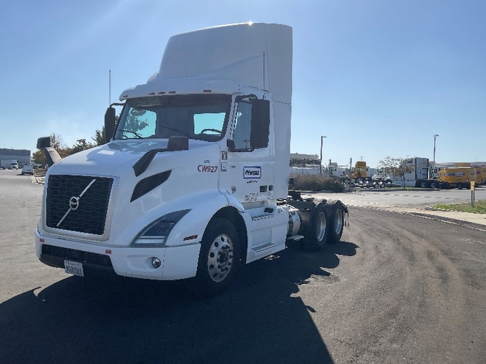 Day Cab Tractor-Heavy Duty Tractors-Volvo-2020-VNR64300-Stockton-CA-466,555\n\t\tmiles-$ 41,500 - Image 3