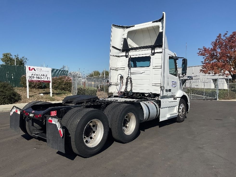 Day Cab Tractor-Heavy Duty Tractors-Volvo-2020-VNR64300-Stockton-CA-466,555\n\t\tmiles-$ 41,500 - Image 7