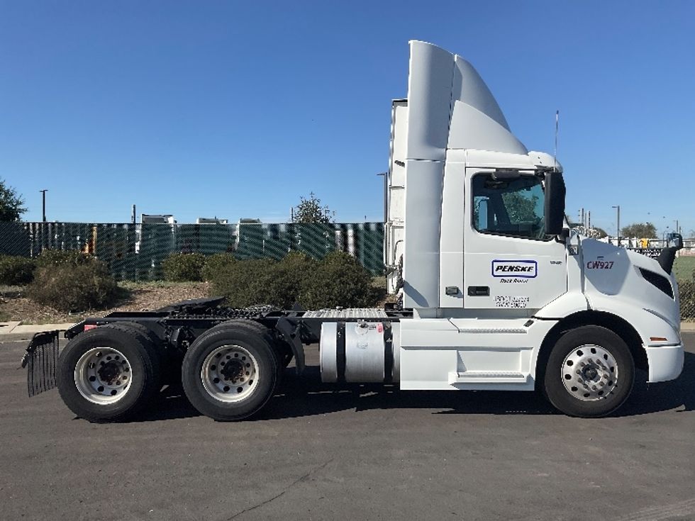 Day Cab Tractor-Heavy Duty Tractors-Volvo-2020-VNR64300-Stockton-CA-466,555\n\t\tmiles-$ 41,500 - Image 8
