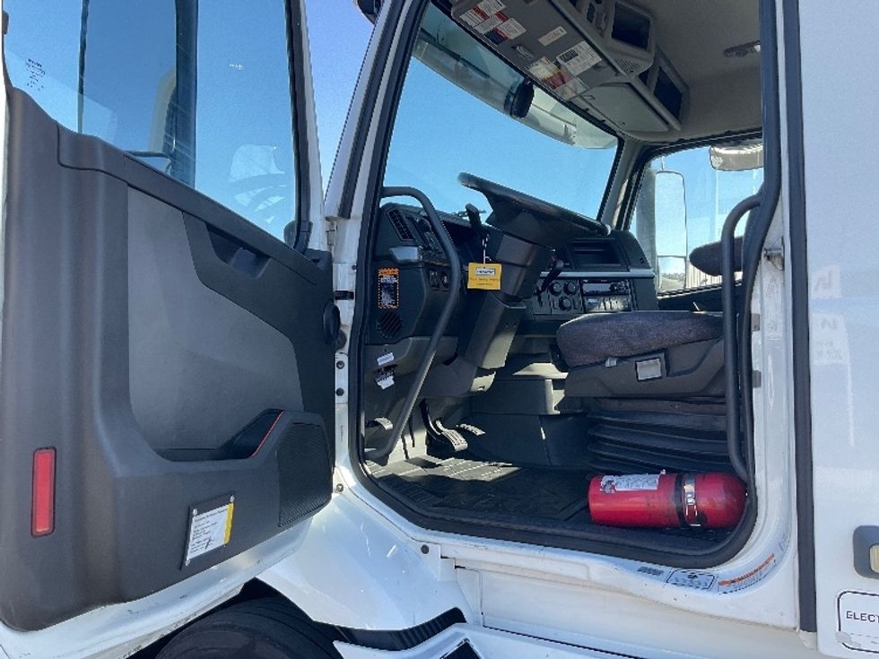 Day Cab Tractor-Heavy Duty Tractors-Volvo-2020-VNR64300-Stockton-CA-466,555\n\t\tmiles-$ 41,500 - Image 9