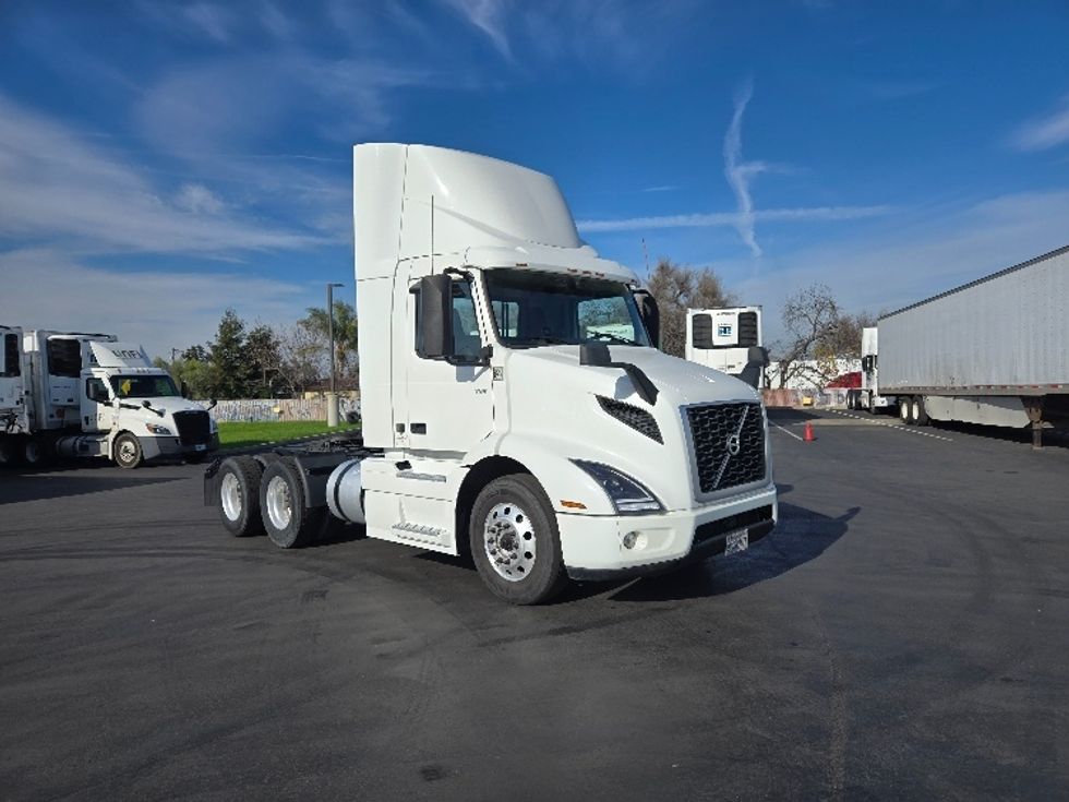Day Cab Tractor-Heavy Duty Tractors-Volvo-2020-VNR64300-Stockton-CA-468,284\n\t\tmiles-$ 55,500 - Image 1