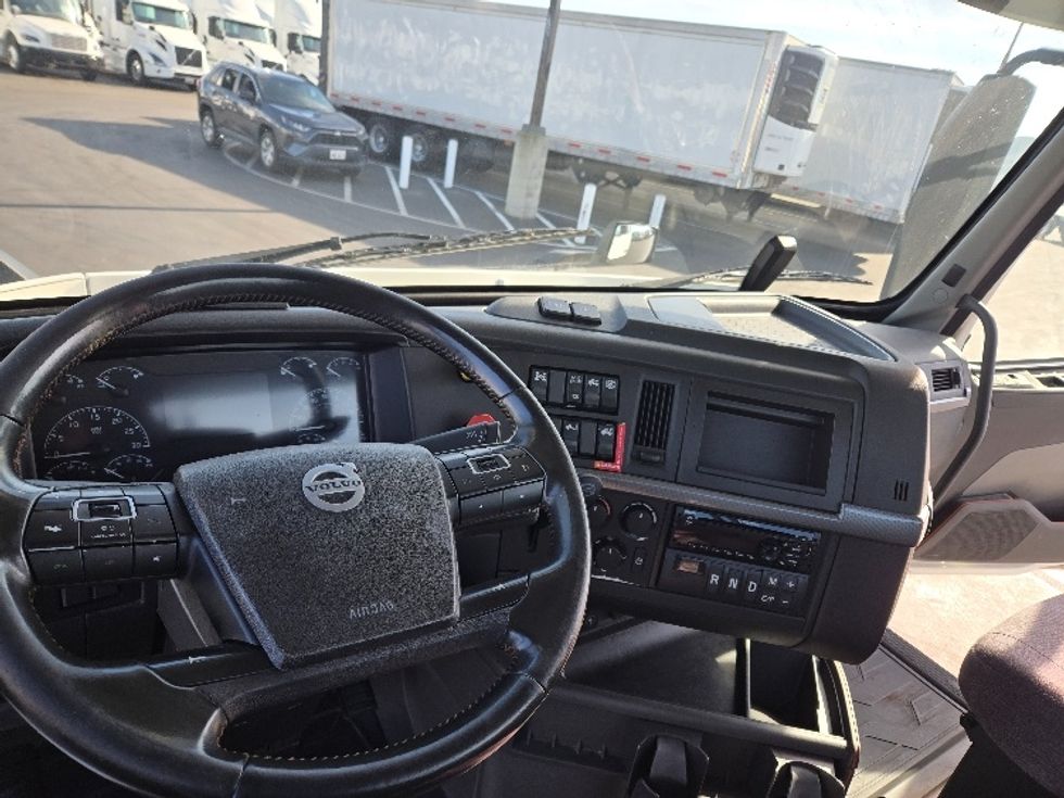 Day Cab Tractor-Heavy Duty Tractors-Volvo-2020-VNR64300-Stockton-CA-468,284\n\t\tmiles-$ 55,500 - Image 11