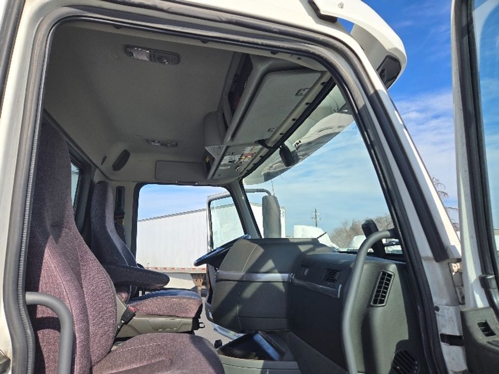 Day Cab Tractor-Heavy Duty Tractors-Volvo-2020-VNR64300-Stockton-CA-468,284\n\t\tmiles-$ 55,500 - Image 12