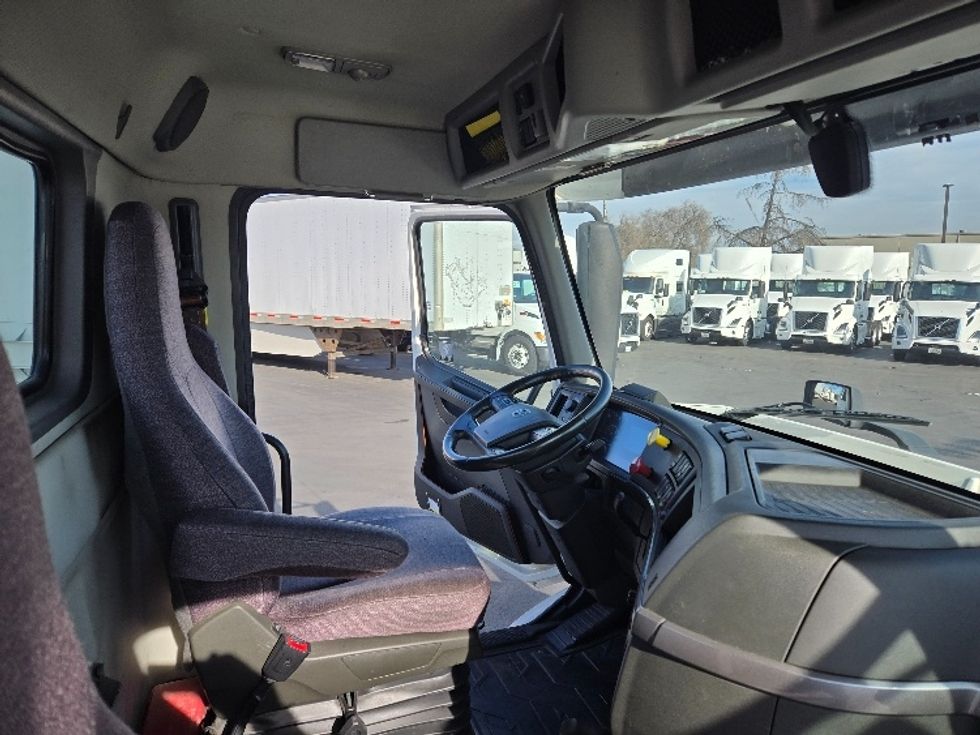 Day Cab Tractor-Heavy Duty Tractors-Volvo-2020-VNR64300-Stockton-CA-468,284\n\t\tmiles-$ 55,500 - Image 14