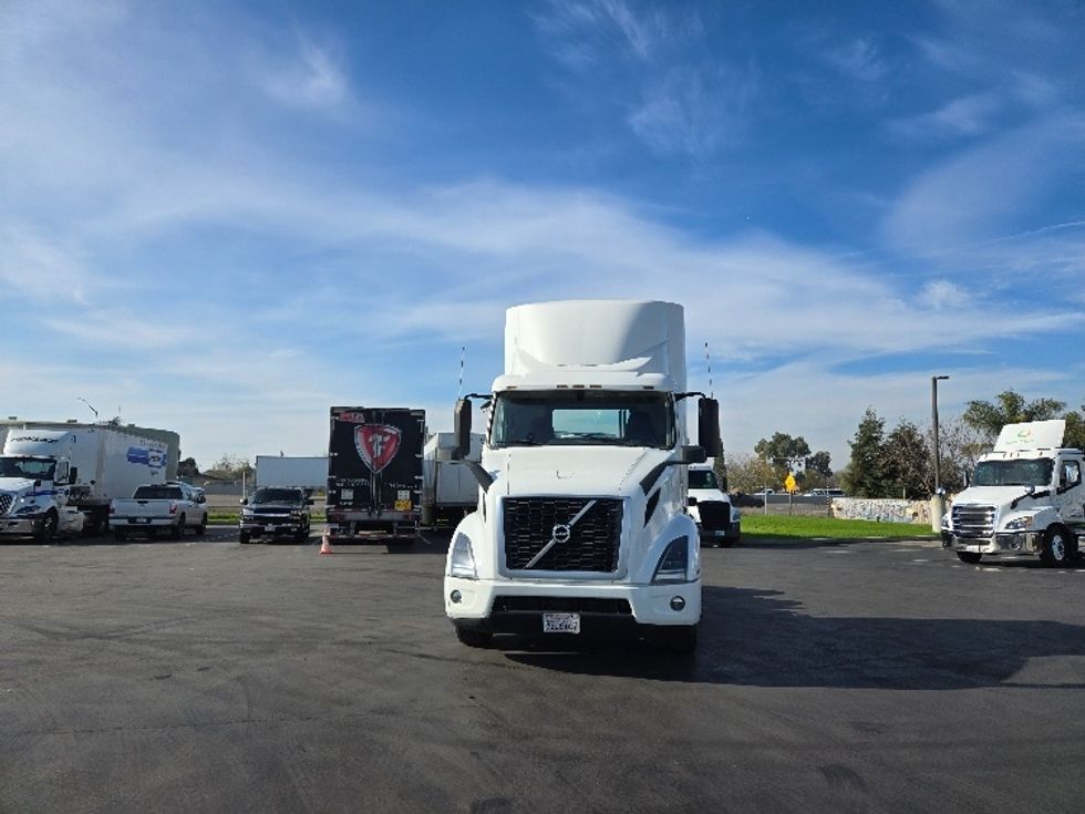 Day Cab Tractor-Heavy Duty Tractors-Volvo-2020-VNR64300-Stockton-CA-468,284\n\t\tmiles-$ 55,500 - Image 2